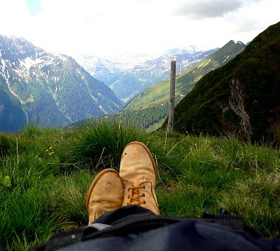 I přes špičky bot je možné pozorovat svět *