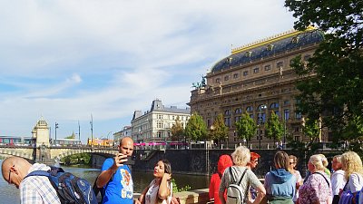 Turisté pod Národním divadlem