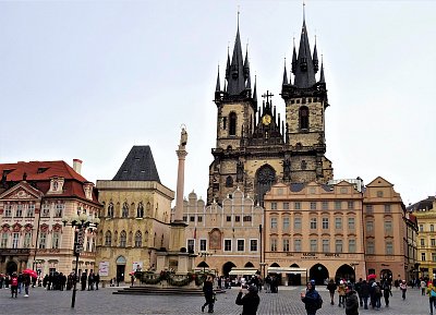 Týnský chrám a Dům U Kamenného zvonu