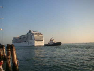 .....a opouští Benátky