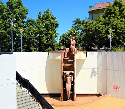 Fontána s plastikami fauna a víly na Vltavské