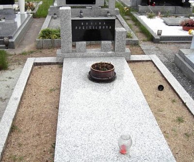 Hrob kamaráda Honzíka P. na kralupském hřbitově.