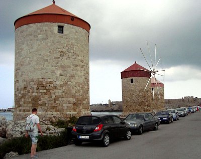 Rhodos. Tři zachovalé středověké mlýny v přístavu Mandraki.  *