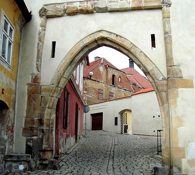 Městská brána ve středověkém  opevnění městečka Kadaně