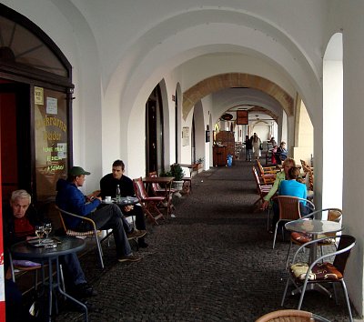 Podloubí s kavárnami na litoměřickém náměstí