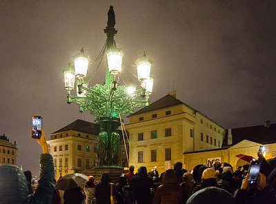 S lampářem v dešti u Hradčanského kandelábru