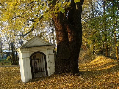Kaplička pod staletou lípou u hřbitova