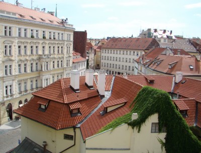 Pražské střechy focené z okna Náprstkova muzea