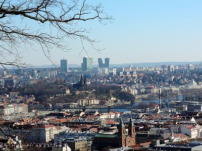 Pohled s Petřína -vpředu kostel Sv.Václava na Smíchově, za ním Bazilika na Vyšehradě, vzadu věžáky na Pankráci.