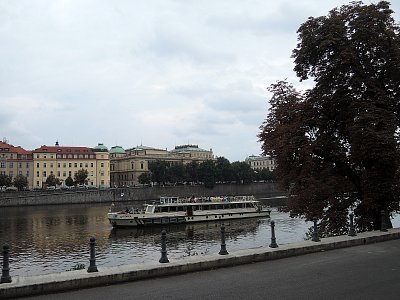 Pohled na Rudolfinum a parník od Strakovy akademie