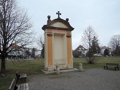 V parku Ladronka - jedna z kapliček Křížové cesty, která vede z Břevnovského kláštera k zámku Březnice.