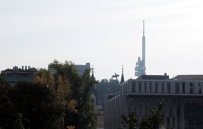 Žižka z Holešovické lávky, věže kostela Sv. Cyrila a Metoděje a žižkovský vysílač.