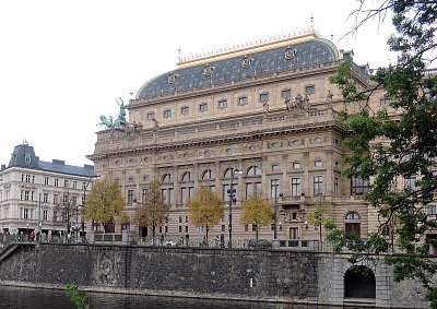 Pohled ze Žofína na Národní divadlo a vjezd do tunelu do podzemí ND z Vltavy