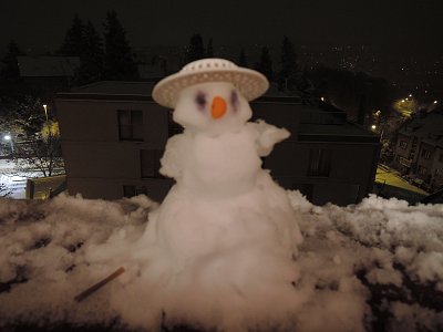 Večer jsem si udělala na parapetu sněhuláčka.