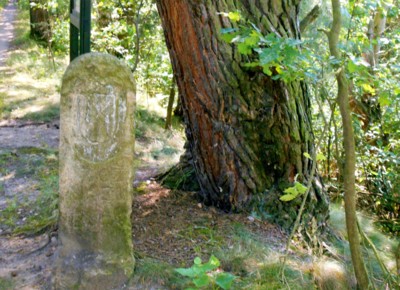 Kamenný mezník r. 1702