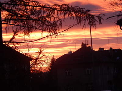 Poslední listopadový západ slunce nad Prahou
