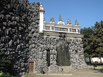 Valdštejnská zahrada s grottou za slunného úterý