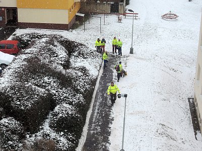 Sláva-uklízejí nám dnes chodníky*