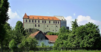 Za plotem má babička hrad Kámen