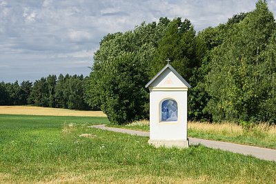 Opravená kaplička u cyklostezky *