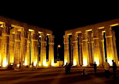 Noční prohlídka chrámu v egyptském Luxoru *