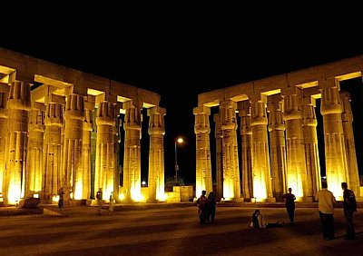Luxor. Chrám bohů Amona, Mut a Chonsua, Egypt. Noční prohlídka