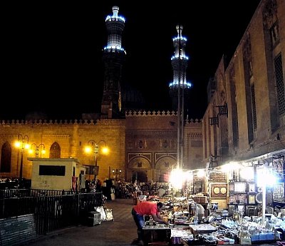 Půlnoční bazar Chan al-Chalílí v centru Káhiry *