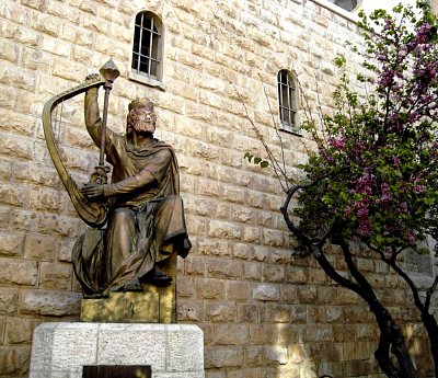 Biblický král David hraje na harfu *