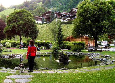 Turistické městečko Hinterglemm v rakouských Alpách