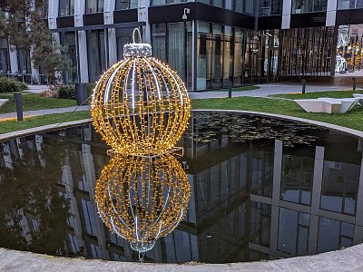 Florenc-atrium: vánoční zrcadlení