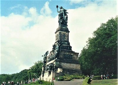 Germania nad městem Rüdesheim am Rhein v Hesensku*
