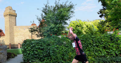 Gesto vítěze běhu městem