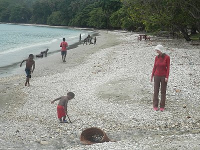 Guadalcanal - s dětmi na pláži.JPG