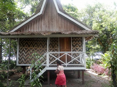 Guadalcanal - tradiční vesnický dům.JPG