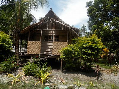Guadalcanal - vesnický domek.JPG