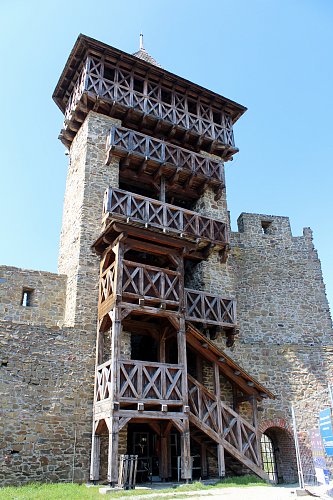 Rozhledna na jedné z věží hradu Helfštýn (380m) nad Lipníkem nad Bečvou. V roce 2002 bylo do věže osazeno dřevěné schodiště a střecha. Výška 16m, 76 schodů.