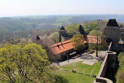 Pohled na jedno nádvoří hradu Helfštýn a okolní lesy