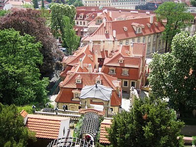 Pražské střechy ze zahrady