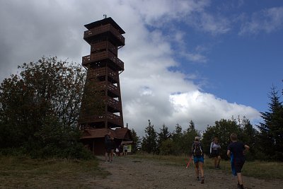 Dřevěná dvoupatrová rozhledna na stejnojmenném vrcholu Velký Javorník 918m nad Frenštátem pod Radhoštěm. Je vysoká 25,9m, má 106schodů a byla otevřena v r.2013.