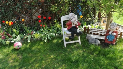 Děda s babčou na jarní zahrádce