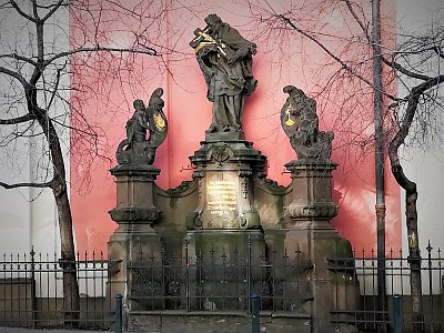 Sousoší sv. Jana Nepomuckého před kostelem sv. Voršily na Národní třídě