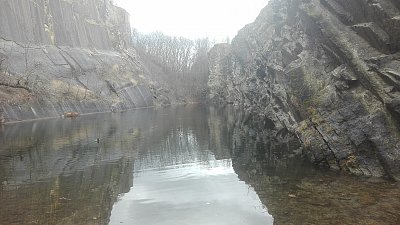 Jezero kolem skal
