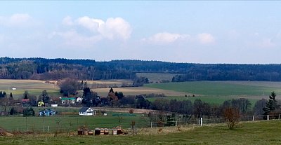 Nová stavení a v popředí jsou úly