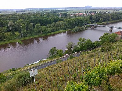 Za Labem je vidět na horizontu vpravo památný Říp