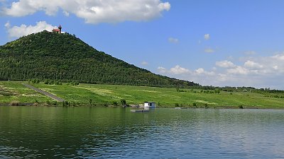 Jezero Most pod hradem Hněvín.