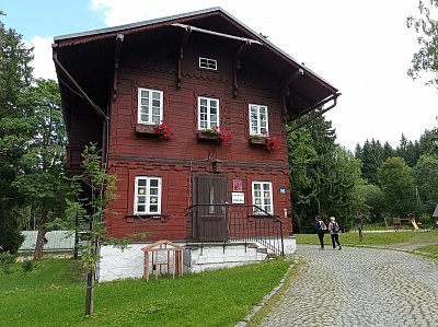 Tady už nás nevezmou. MŠ a ZŠ v Karlově Studánce