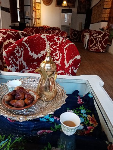 Pití kávy s kardamonem v tradičním domu v Jeddah