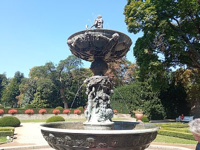 Královská zahrada koupající se ve Zpívající fontáně.