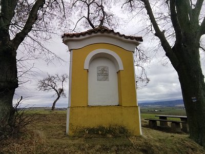 Kaplička v poli