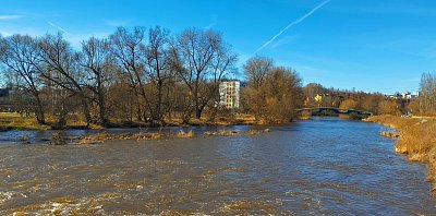 Řeka Ohře a lávka.